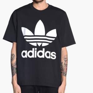 Säljer en helt en Adidas AC boxy t-shirt i storlek S. Alla tags sitter fortfarande på. T-shirten är oversize. Nypriset är 399 kr.  