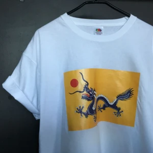  - Helt ny t-shirt från T-shirtkompaniet UF! Finns även i svart. T-shirten finns i unisexstorlekarna S-XL. Skickar gärna fler bilder! 