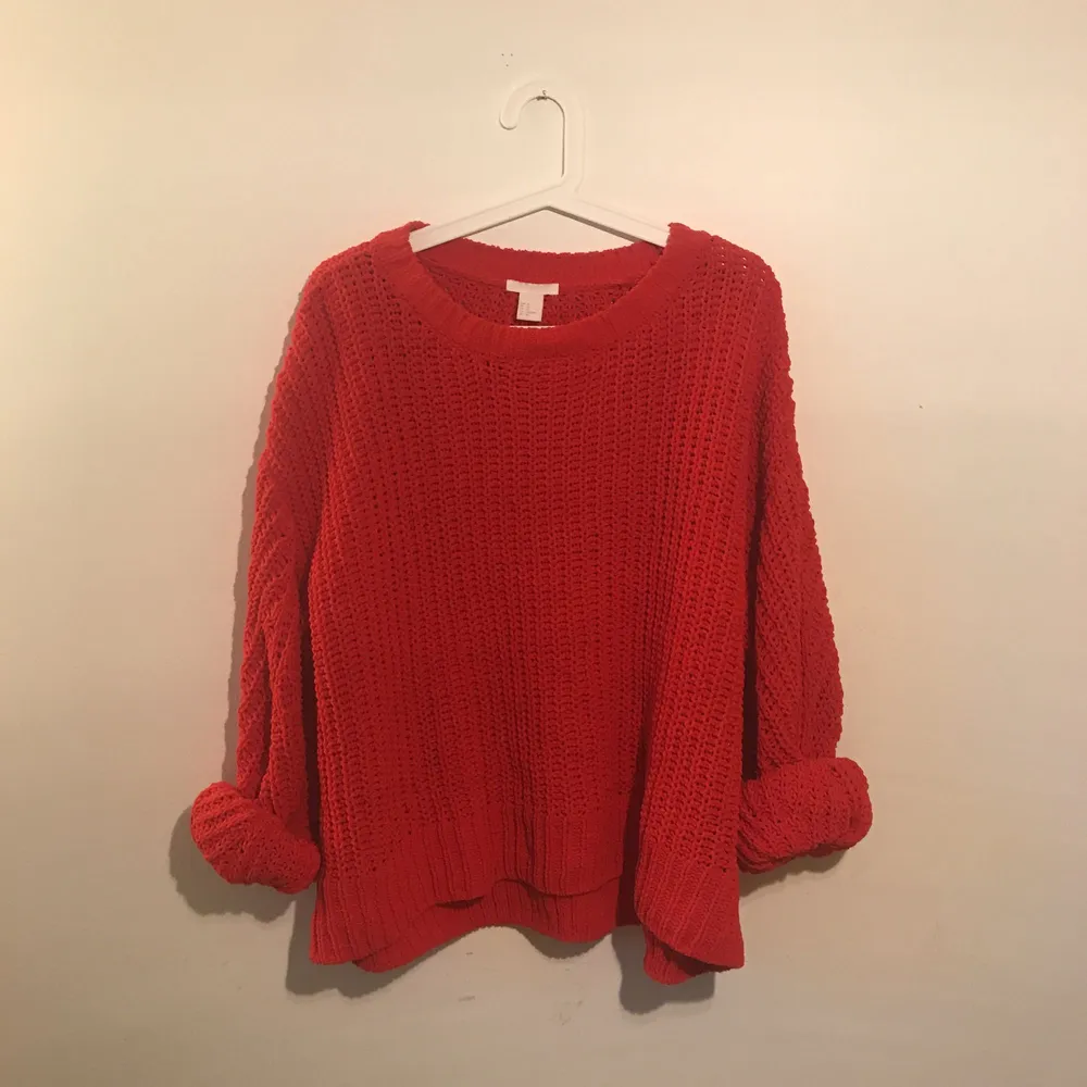 Super soft red pullover. I wear a small, looked fine on except for the sleeves which were a bit thick to put under a jacket. The bottom just covered my butt to give you an idea of the size. Still has the tag on. . Tröjor & Koftor.