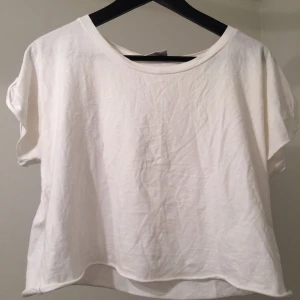  - Fin vit magtröja från Monki. Hänger fint på axlarna med vid krage. Kanter fint rullade! Frakt eller upphämt