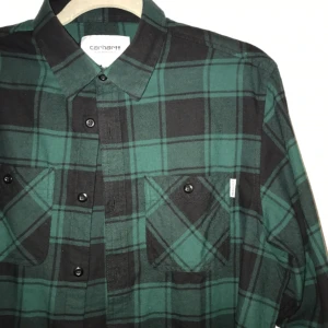  - "Josh shirt" Helt ny skjorta från Carhartt.  Använd i endast några timmar.  Den är i herrstorlek. Superfin som lite oversize.  Nypris: 649:- 