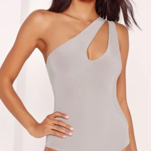  - Grå One shoulder body från Missguided. Knappt använd 