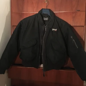  - Cropped bomberjacka från Schott NYC. Inköpt vintage och sparsamt använt sedan dess, jättefint skick! Väldigt varm och perfekt till höga kjolar och byxor😍 möts upp i Stockholm annars frakt som köparen betalar👽