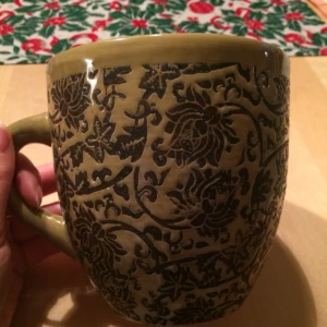  - Stor härlig mugg från Indiska. Rymmer ca 60 cl. Inga nagg eller skador. Hel och ren, som ny!   Ljusgrön   Köparen står för frakten. Jag paketerar väl. Fraktkostnad ca 50 kr