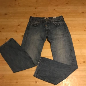  - Levis 501 i storlek 33/32 i snyggt begagnat skick. Hämtas i Uppsala eller kan skickas spårbart för 53 sek