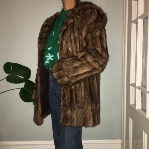  - Minkpäls- jacka i fint skick med mysig luva. 🖤