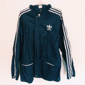  - Huuuur snygg som helst❣️ Adidas vind/regnjacka. Har för många jackor! Kan mötas upp i Sthlm eller skicka (då tillkommer lite frakt). 🦋