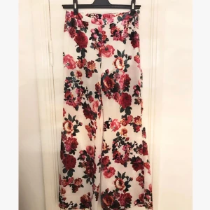  - Fantastiska byxor i vit chiffong med blommor i sammet från H&M Divided. Det vita tyget är aningen transparent och byxorna har insydda shorts. Bara använda en gång innan de blev för små för mig, som nya! 
