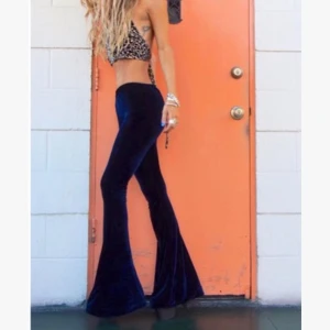  - Svarta utsvängda sammetsbyxor från Rat & Boa, som nya i skicket! Stretchigt tyg och resår i midjan. Passar storlek 36-38. Nypris ca 500 kr.