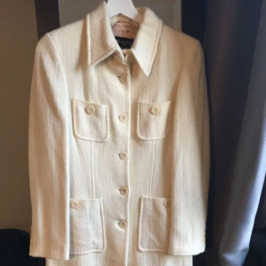  - Storlek: 38 spansk (34 svensk) Färg: cream vit Material: 98% ull, 2% polyamid, lining 60% viscose/rayon, 40% polyester.  Skick: Använd få gånger, i jätte bra skick som jag tycker. Säljer eftersom den blev för små mig tyvärr.