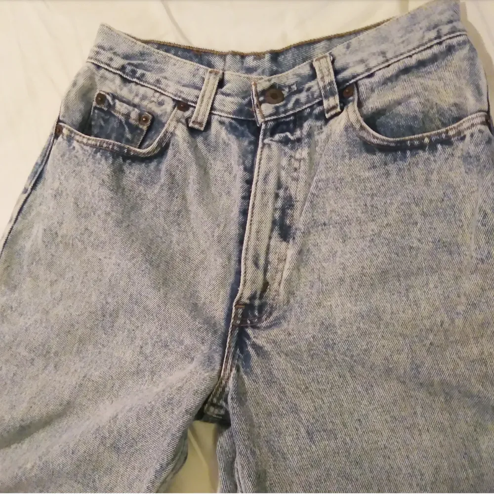 Levis jeans i gott skick förutom att lappen är utsuddad så kan inte se storleken men gissar på W30 L39 eller st S. Har en knappt synlig blekt fläck på vaden.. Jeans & Byxor.