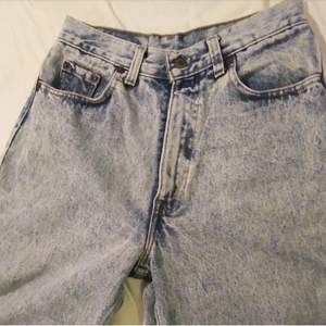 Levis jeans i gott skick förutom att lappen är utsuddad så kan inte se storleken men gissar på W30 L39 eller st S. Har en knappt synlig blekt fläck på vaden.