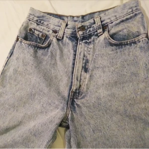  - Levis jeans i gott skick förutom att lappen är utsuddad så kan inte se storleken men gissar på W30 L39 eller st S. Har en knappt synlig blekt fläck på vaden.