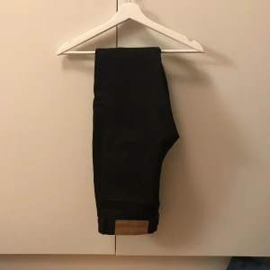 - Helt nya svarta Cheap Monday jeans i modellen ”Tight” (unisex). Aldrig använda, endast prövade. Storlek 28 i midjan men passar även 29. Nypris 400:-, jag säljer för 200:-🍎(på sista bilden är byxan vikt, så därför ser det konstigt ut i högra hörnet).