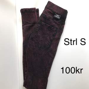 Röd/svarta stentvättade dr denim jeans 