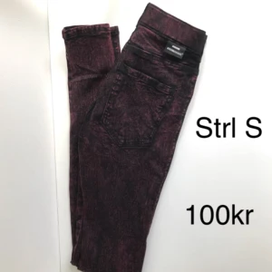  - Röd/svarta stentvättade dr denim jeans 