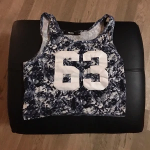  - Vit/blå topp från H&M. 