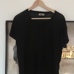  - T-shirt från Acne i spräckligt tyg, aningen transparent. Så cool och snygg. Svart! Passar mig som är M också. 
