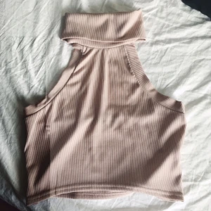  - Snygg nudefärgad topp med öppen rygg! Tycker den är snygg men kommer tyvärr inte till användning för mig! 🌞 (!! Frakt är inkluderat i priset!!)