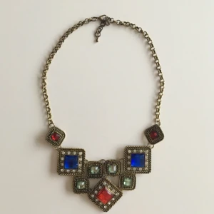  - färgglatt och superfint halsband som jag bara använt några ggr då jag inte är en smyckesperson. inga slitningar. kmr lägga upp många annonser närmsta tiden och ju fler plagg du vill ha, desto större mängdrabatt får du. möts upp i sthlm eller skickar om du betalar frakten.