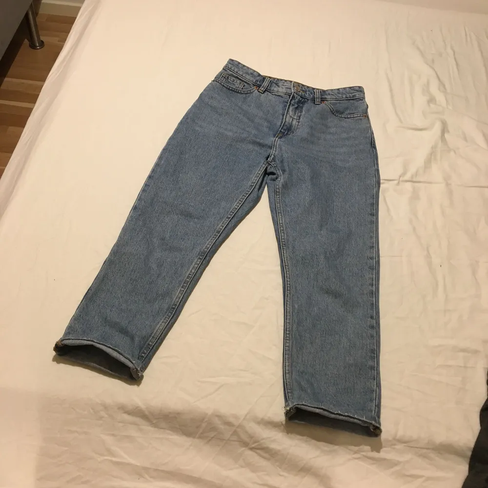 Ett par supersnygga mom jeans från Monki som tyvärr har blivit för stora runt midjan så det är dags att ta farväl av dessa. Knappt använda. Uppsydda då dom var för långa så passar inte någon längre än 160cm✨. Jeans & Byxor.