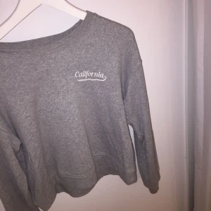 - Grå tröja, använd fåtal gånger, säljs pga kommer tyvärr för sällan till användning, passar även S