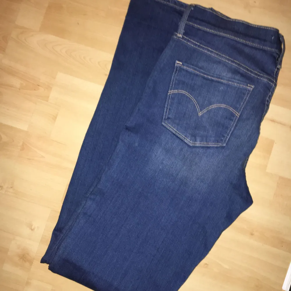 Blåa Levis jeans aldrig använda, frakt ingår, endast swish. . Jeans & Byxor.