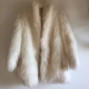  - Vintage vit fuskpäls 🐼 superfin och väldigt varm, knäpps med en hake fram. Det har varit hål i fickorna på insidan men de är sydda, inget som syns eller påverkar. Passar en XS-M