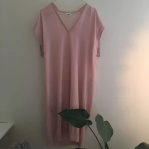  - Tunn klänning från weekday. Även fin till byxor med topp under. Sparsamt använd. Frakt ingår