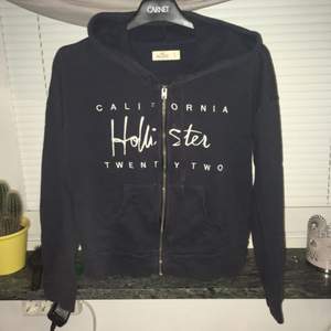 En hoodie från Hollister som är mörk blå. 