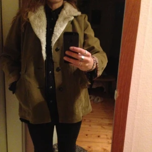  - En aning over-size olivgrön jacka. Second hand i bra skick. Fodrad med ull, perfekt i höst eller i vinter med en tjockare tröja under! 