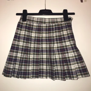  - Skotskrutig kjol från american apparel 🌹                36 cm lång, ca 62 i midjan. Möts i Kärrtorp eller fraktar ✨