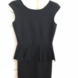  - Svart snygg stilren klänning från zara. Endast använd en gång 