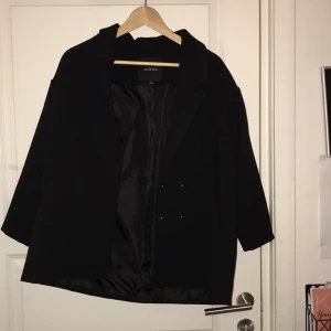  - Jättefin kavajjacka från Monki. Aldrig använd. Hämtas i Gbg/Mölndal annars står köparen för frakt. 