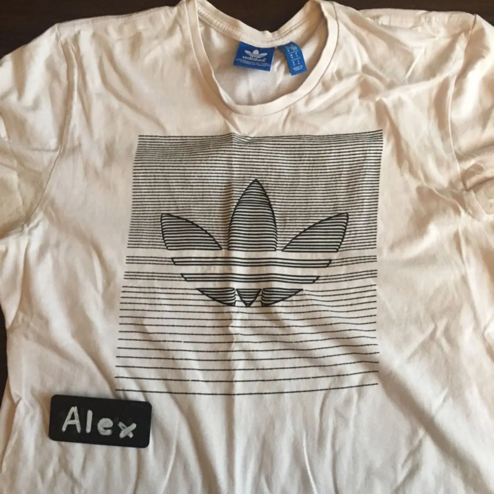 Adidas Tshirt Använd Priset är ej satt i sten. Möjlighet för meetup i Stockholm och kan skickas på köparens bekostnad. Om mer bilder önskas, skicka ett PM :). T-shirts.