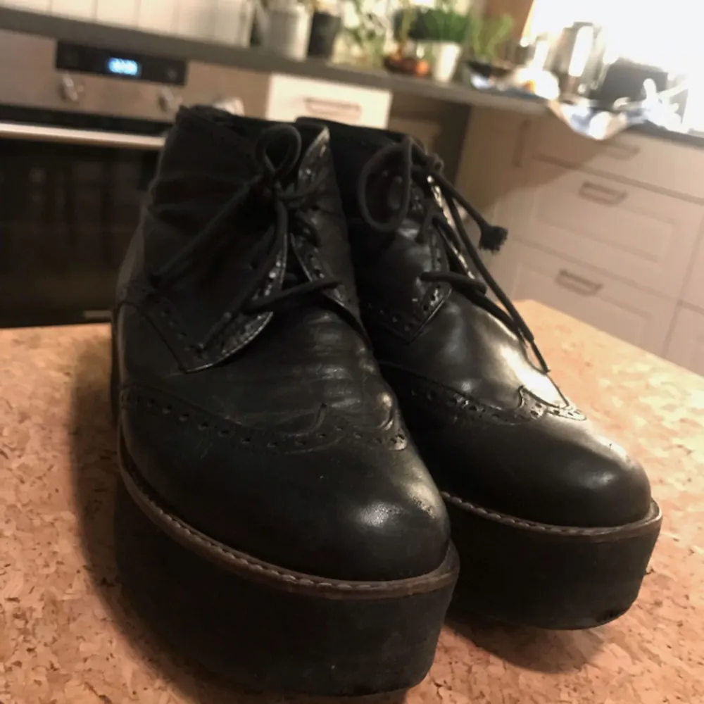 Svarta platåskor från vagabond i läder. Köpa år 2014 men är i bra skick som ni ser! Superfina skor men måste tydligen rensa skohyllan :( (Skosnöret på ena skon har gått upp. Men det är bara att köpa nya). Skor.