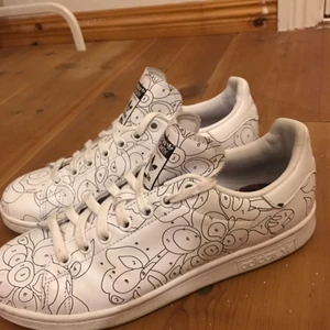  - Säljer mina adidas sneakers , använda 3-4 grr , Dem är svart och vita , vill man måla egna färger i nummerna kan man det,finns ett förslag till målning i skon också. Kan skicka, Kan mötas upp i skåne , tar swish