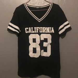  - Tisha i storlek S som även passar M. Knappt använd i fint skick. Ny pris ish 200? 