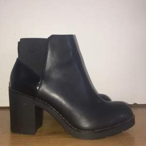 Snygga höstiga och svarta boots från Pull & Bear ! Aldrig använda ! Kan mötas upp i Stockholm/köparen betalar för frakt 🍂🍁🍂
