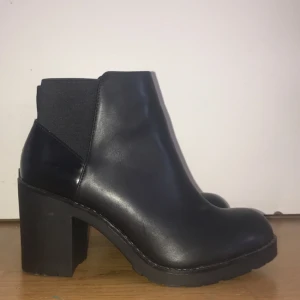  - Snygga höstiga och svarta boots från Pull & Bear ! Aldrig använda ! Kan mötas upp i Stockholm/köparen betalar för frakt 🍂🍁🍂