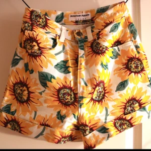  - Blommiga högmidjade shorts från American Apparel! 