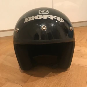  - Hjälm från BIeffe i nyskick. Skyddet saknad men går utmärkt att använda.