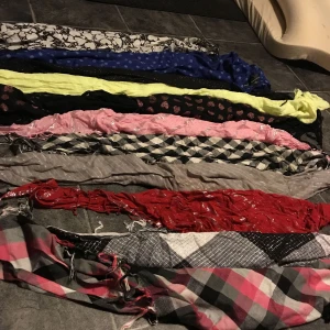  - Shalar i alla olika färger, 15 kr st och 165 kr för alla, bra skick och jättefina Swish går bra köpare står för frakt