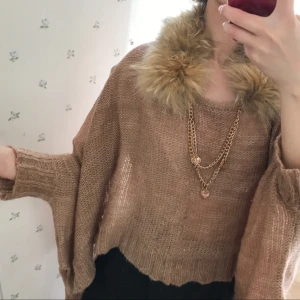  - Stickad tröja med päls, man kan även ta bort pälsen om man vill. Pälsen är mjuk och skön (fejk päls är inte från djur) nypris +1000kr