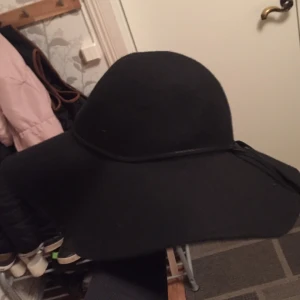  - Ny hatt ganska stor runtom då 