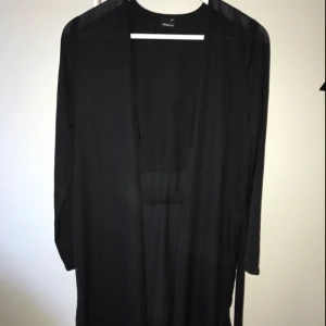  - Tunn kappa/trenchcoat från Gina Tricot i bra skick!