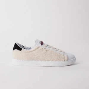  - Sneakers från Wesc med beiget fluff på utsidan och svart bakdel i mocka. Från Aplace.