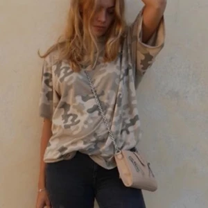  - Beige camo-tisha o oversize storlek. Köpt på second hand men jättefint skick.