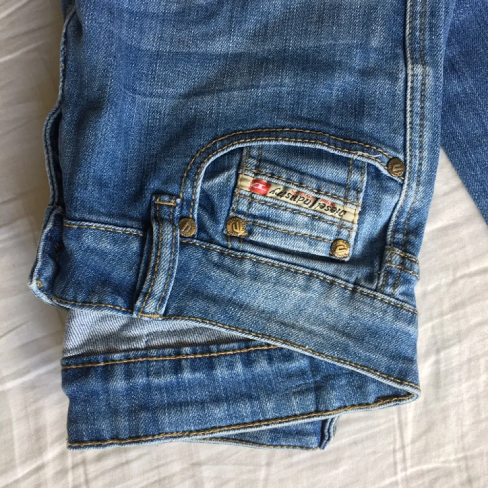Använda ett fåtal gånger. Jättesnygga jeans som verkligen formar rumpa och lår! Har varit bland mina favoritbyxor då de sitter så snyggt. Men använde dem inte länge då jag gick upp i vikt och slutade använda dem! 🌹 60 kr frakt . Jeans & Byxor.
