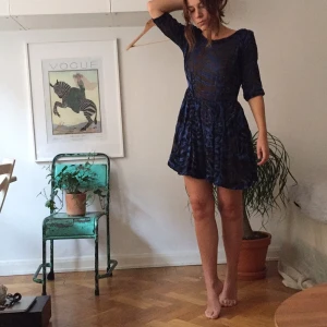  - Super fin festklänning från Whyred knappt använd. Lätt genomskinlig i blått "zebramönster" som påminner om plysch. 